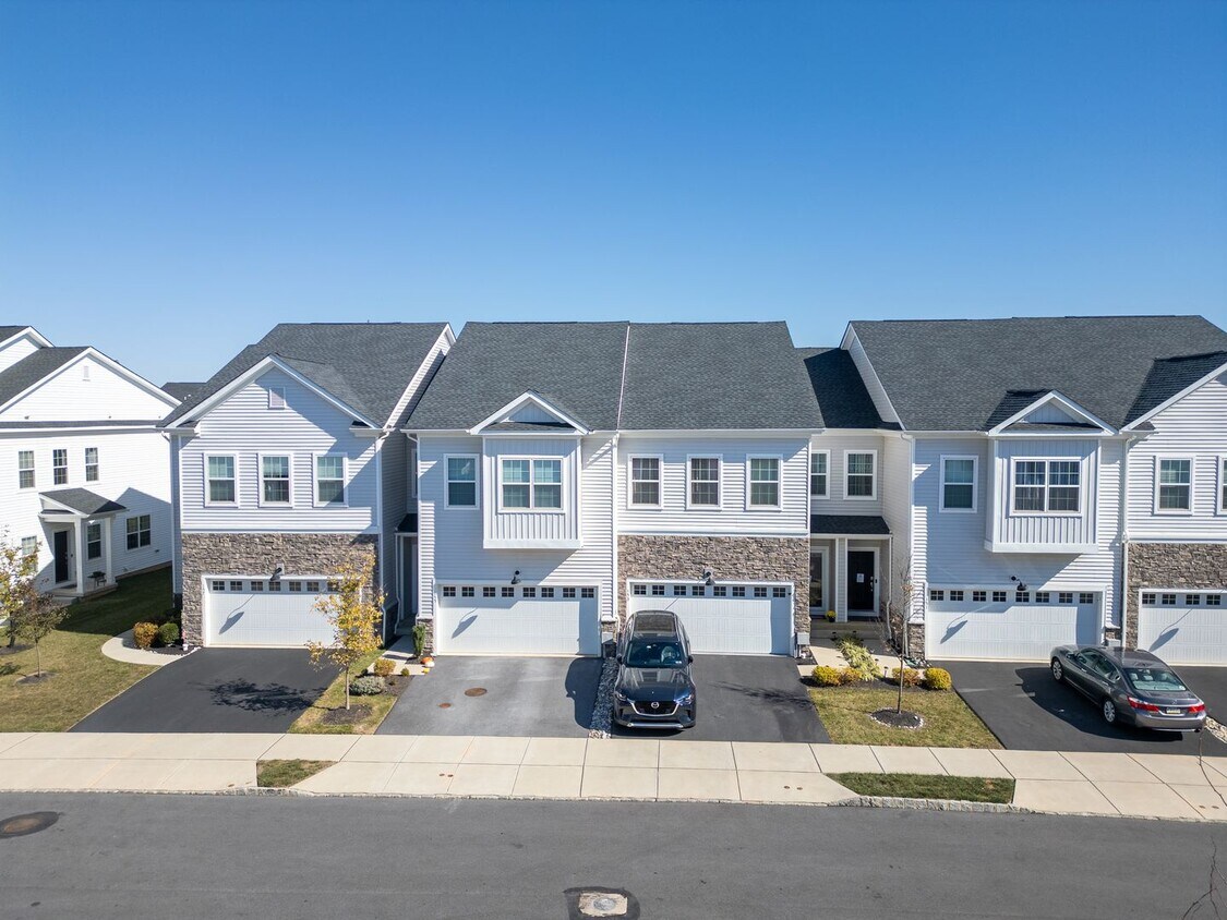 Foto principal - Luxury 3B/3.5B Townhome with Finished Base...