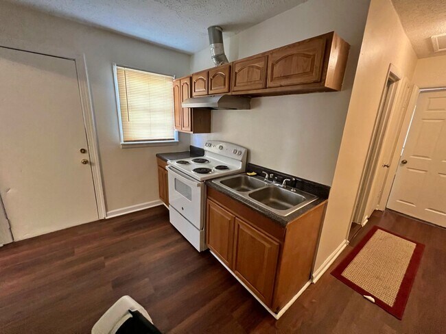 Building Photo - Recently renovated 1 Bedroom Duplex Ready ...