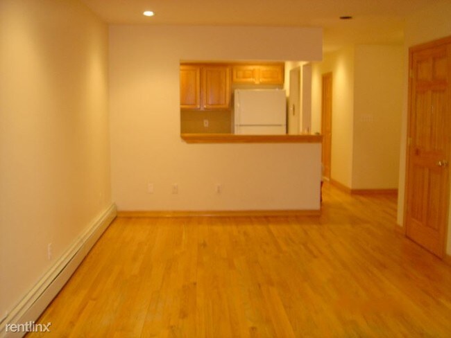 Foto del edificio - 64 Village Rd N