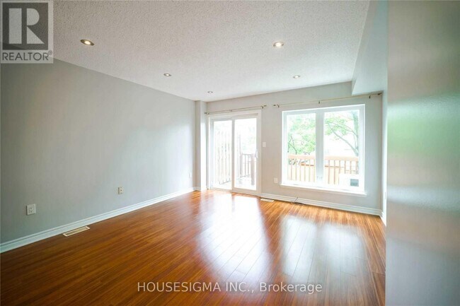 Photo du bâtiment - 80-80 Strathaven Dr