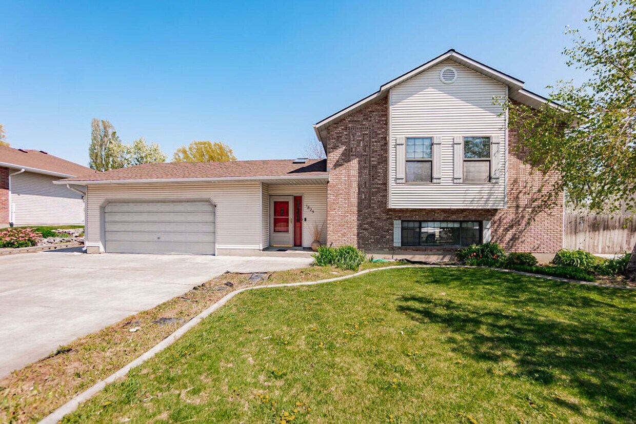 Primary Photo - **Charming 3-Bed, 2.5-Bath Home in Idaho F...