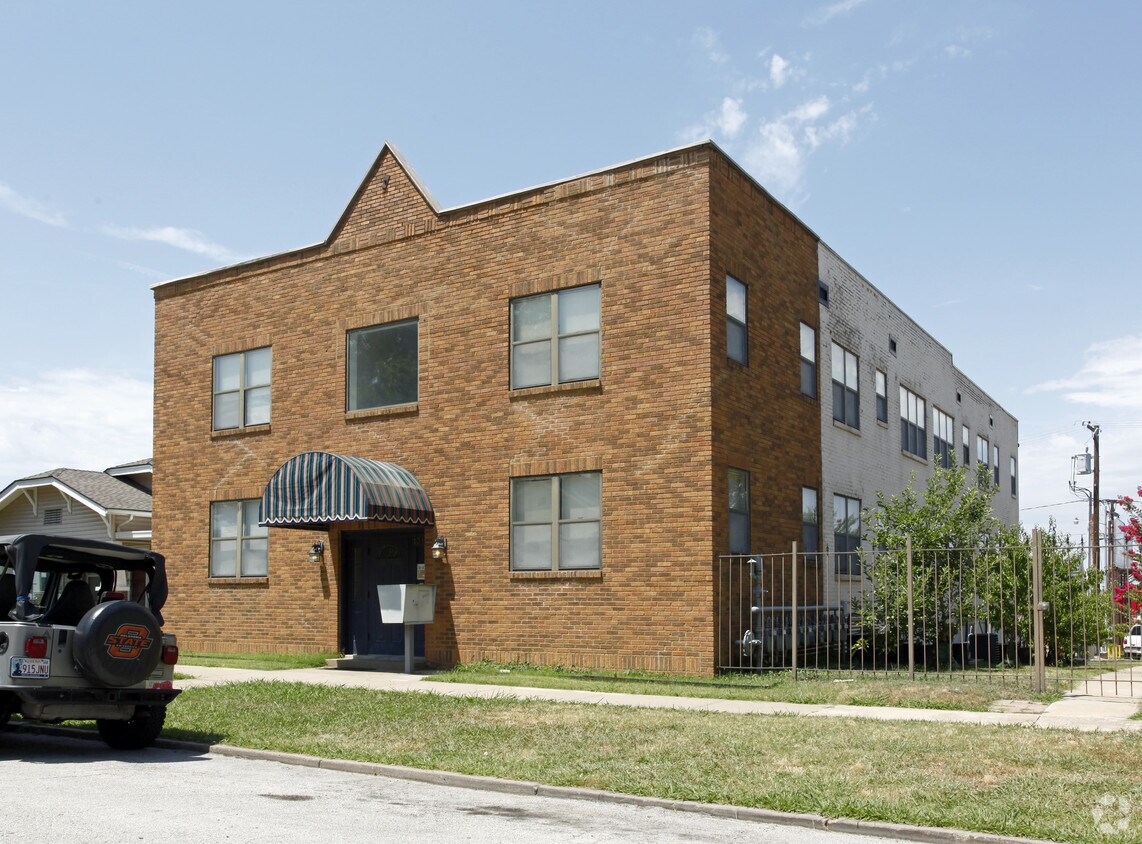 Building Photo - 1312 S Quaker Ave