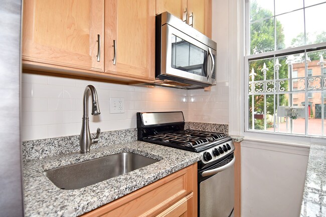 Cocina renovada! - 915 Hughes Mews NW