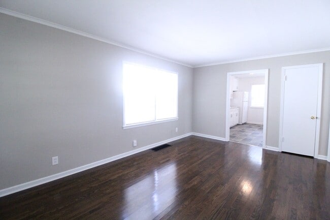 Building Photo - 305 E 78th Terrace
