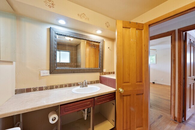 Foto del edificio - 1619 E Asbury Ave