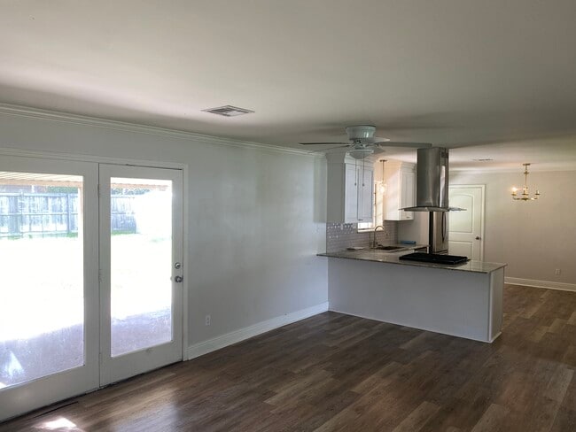 Building Photo - 400 Corona Dr