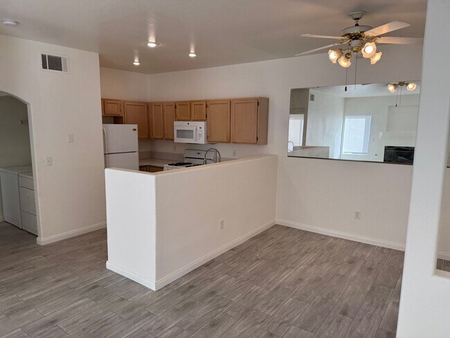 Foto del edificio - Single Story Townhouse with all tile floor...
