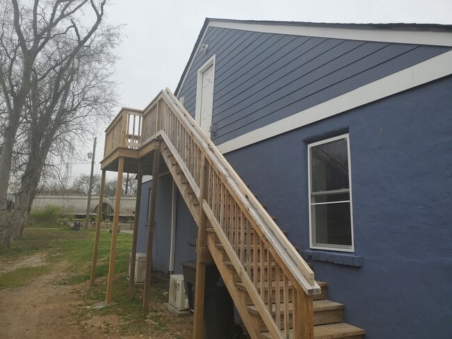 Building Photo - 1605 Douglas Ave