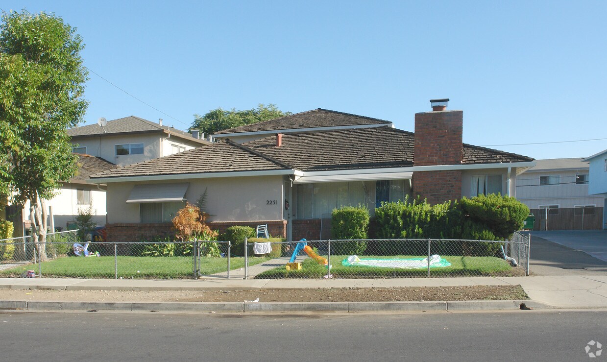Building Photo - 2251 Shamrock Dr
