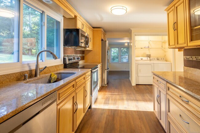 Building Photo - Spacious 4 bedroom single family home at t...