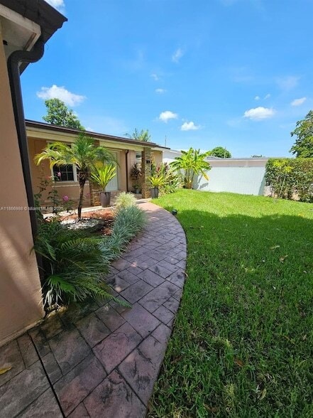 Building Photo - 1020 N 74th Way
