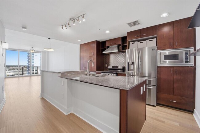 Foto del edificio - 1208 E Kennedy Blvd