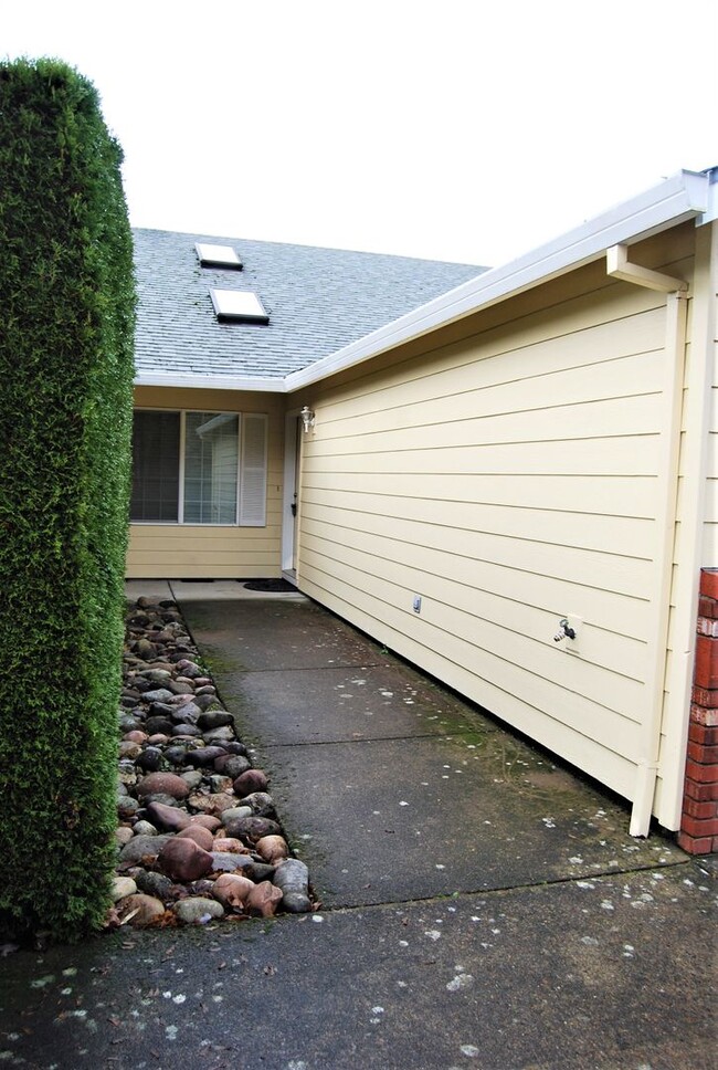 Building Photo - Well, Maintained 3 Bedroom McMinnville OR