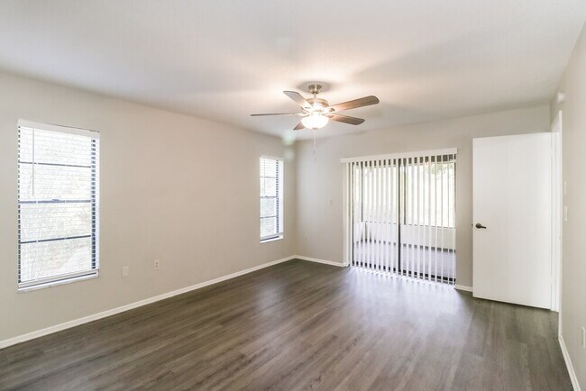 Foto del edificio - 12305 Drake Ln