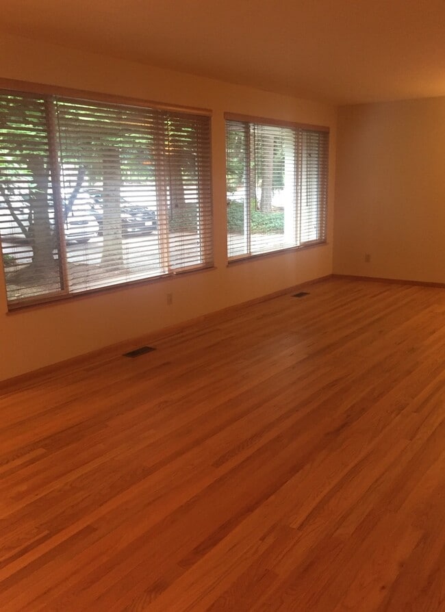 Building Photo - Beautifully Refinished 4BR 2BA Home on Lar...