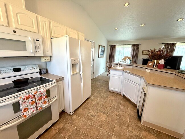 Building Photo - Charming Fully Furnished 2-Bedroom Home