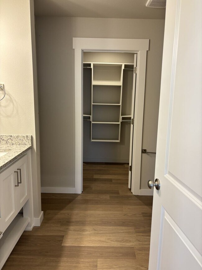 Foto del edificio - Brand New Duplex!