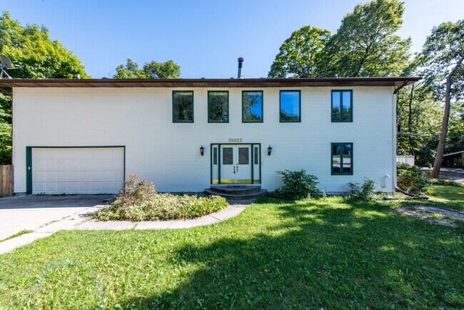 Building Photo - 39025 N Holdridge Ave