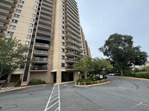 Building Photo - 203 Yoakum Pkwy