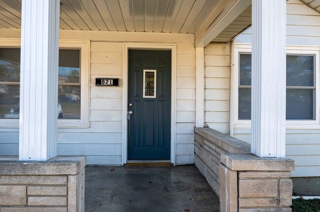 Building Photo - Remodeled 3 Bedroom 1 Bath home Ready for Move in!