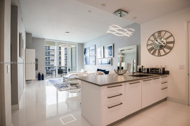 Foto del edificio - 15901 Collins Ave