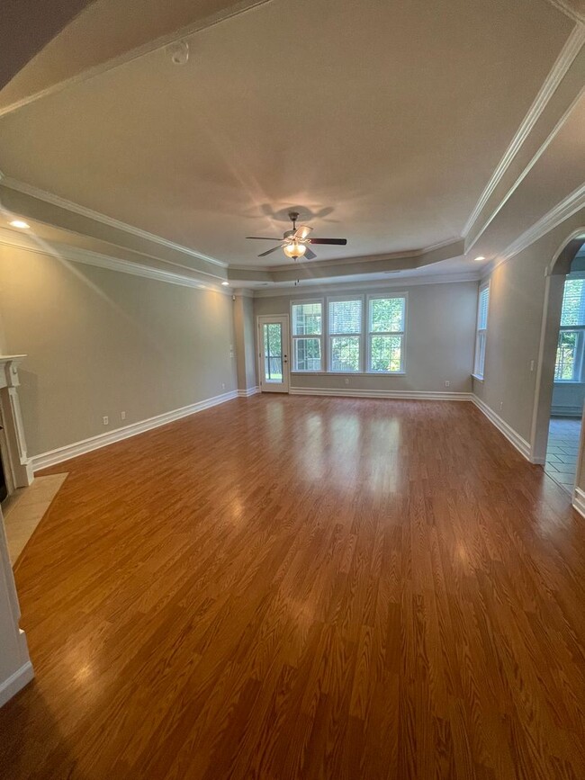 Building Photo - 3 Bedroom, 2 Bath Townhome Minutes from Ha...