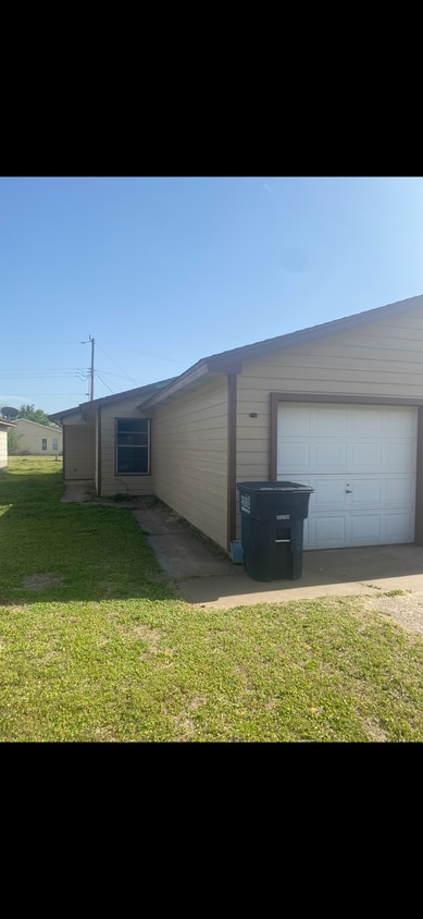 Primary Photo - 2117 W Oak Ave