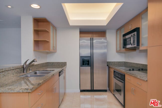 Building Photo - 13700 Marina Pointe Dr