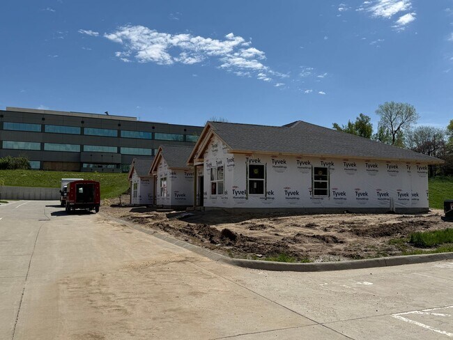 Foto del edificio - Pre-Leasing Now: Buffalo Ridge Townhomes | 2 Bed, 2 Bath, Attached Garage