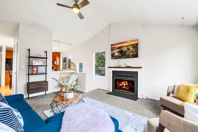 Foto del edificio - Charming Craftsman-Style Home in the Heart...
