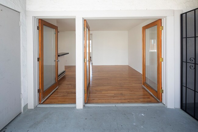 Building Photo - Quaint Apartment in North PB!