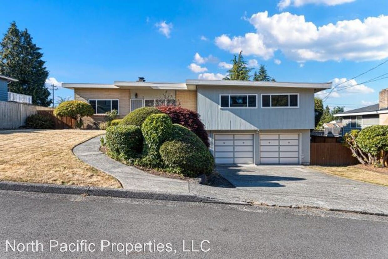 Primary Photo - 3 br, 2.5 bath House - 8012 S. 113th St.
