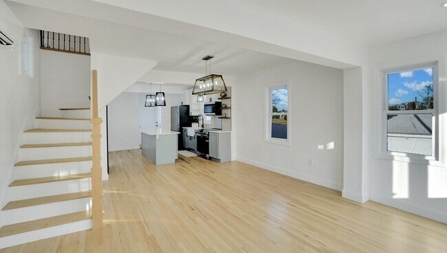 Building Photo - 568 Sea St