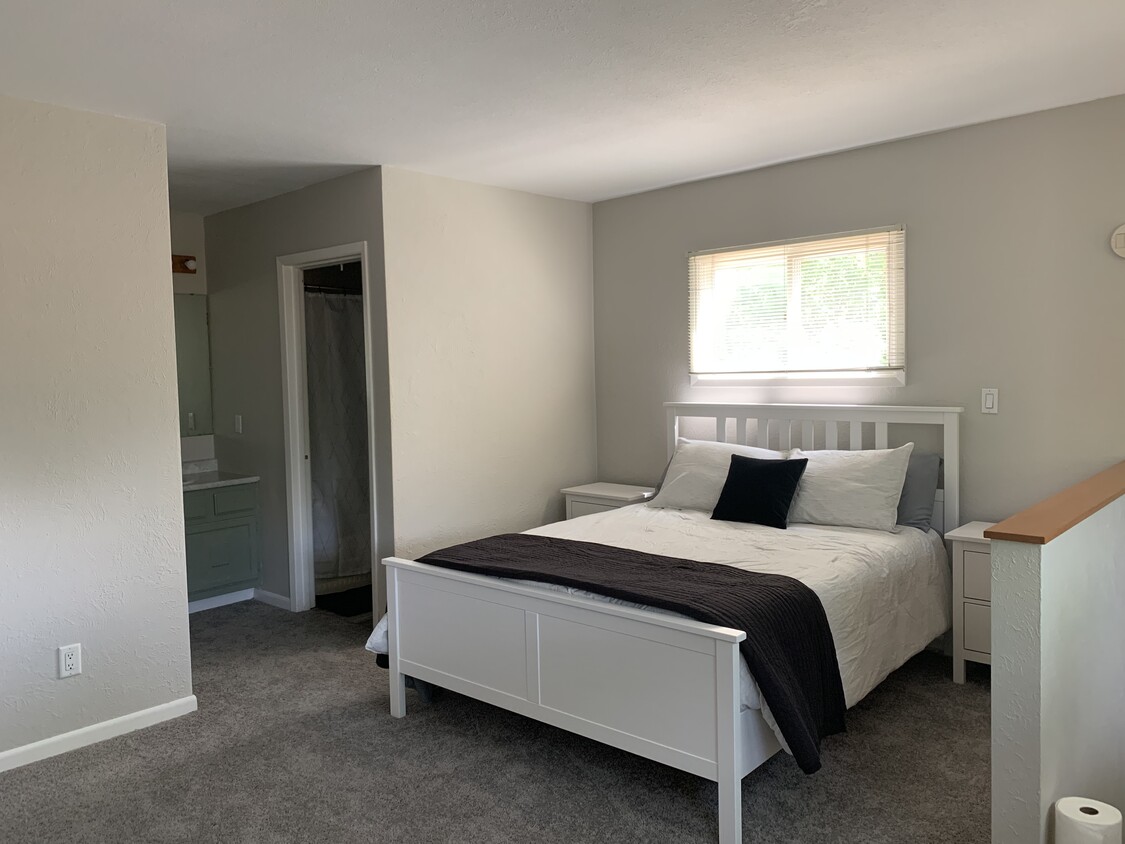 Upstairs bedroom - 6809 N Frostwood Pky