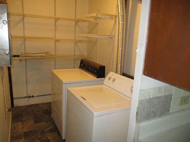 Building Photo - Cozy Three Bedroom/One Bath Home w/Fenced Back Yard