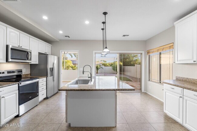 Foto del edificio - 8841 E Meadow Hill Dr