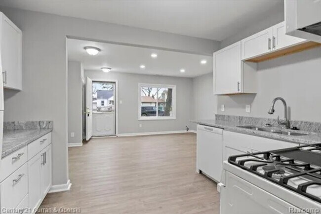 Building Photo - 28644 Beechwood Ave