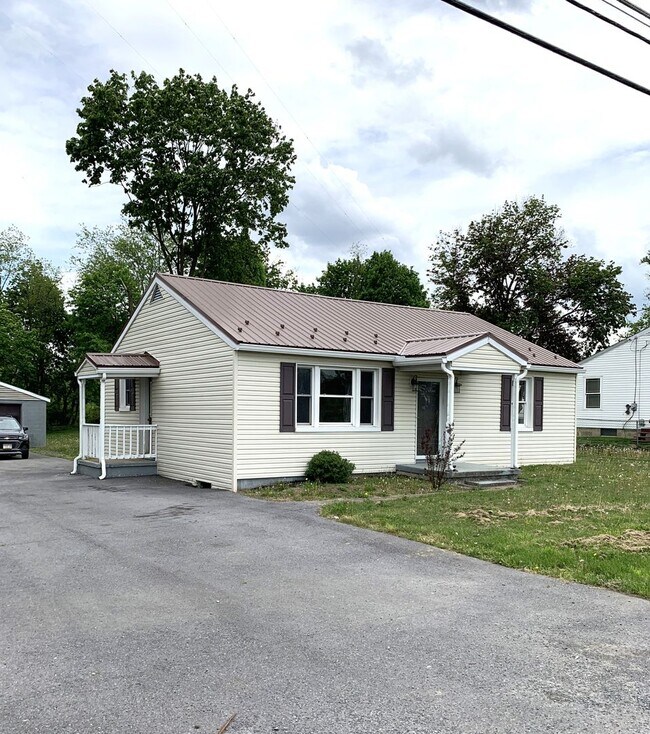 Building Photo - CONTRACT PENDING!! 2 bed/1 bath single fam...
