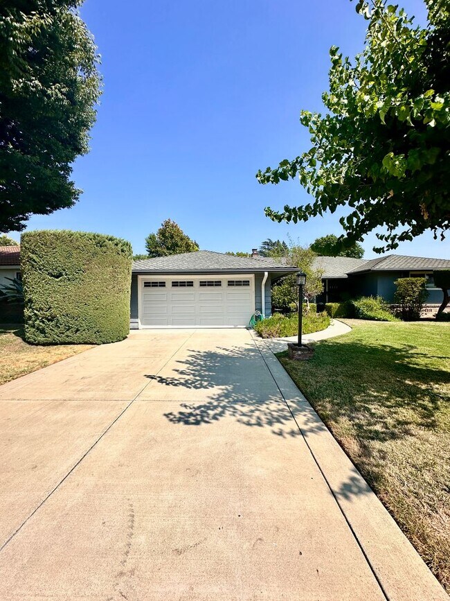 Building Photo - Land Park Home