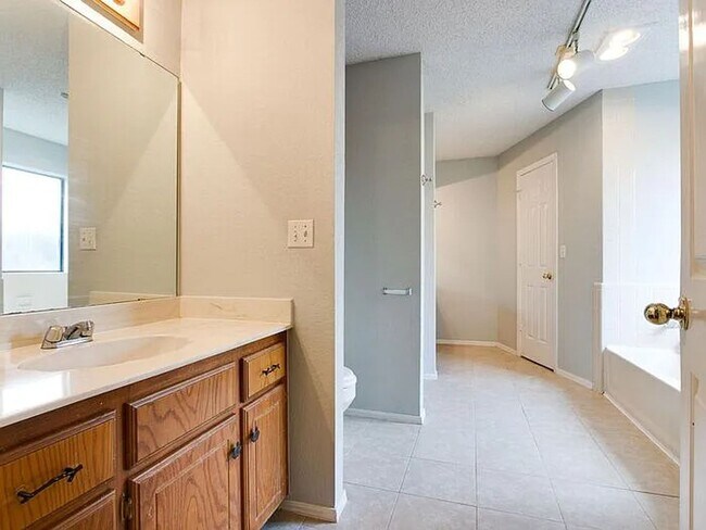 Building Photo - NORMAN, OKLAHOMA - MINUTES TO UNIVERSITY OF OKLAHOMA