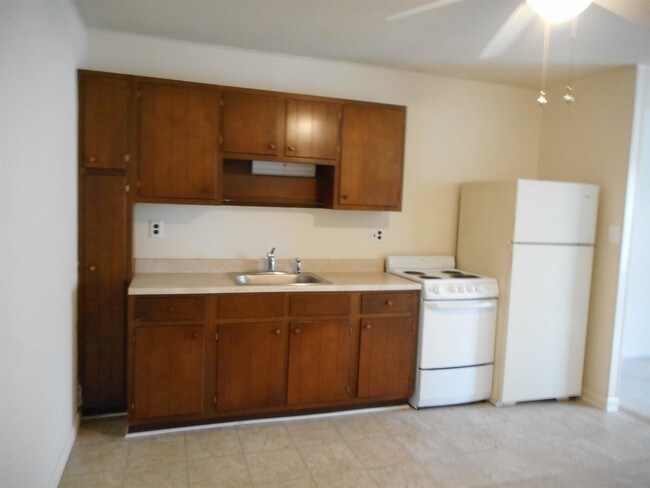 Building Photo - 301 Strawberry Ln