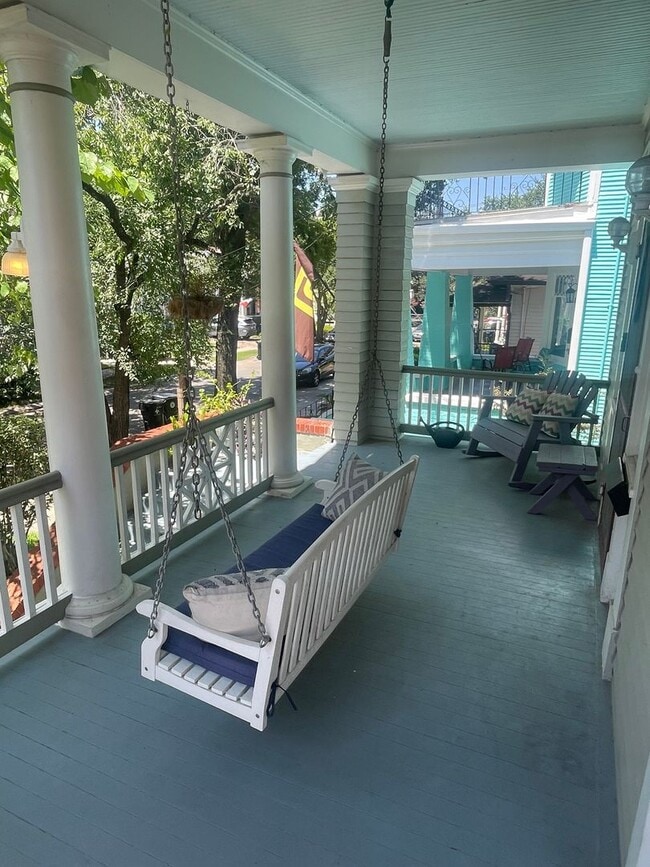 Building Photo - Gorgeous 3BD/2BA Single Family Home in Mid...