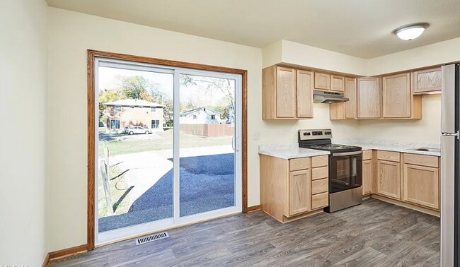 Building Photo - 923-925 Rosamond Ave