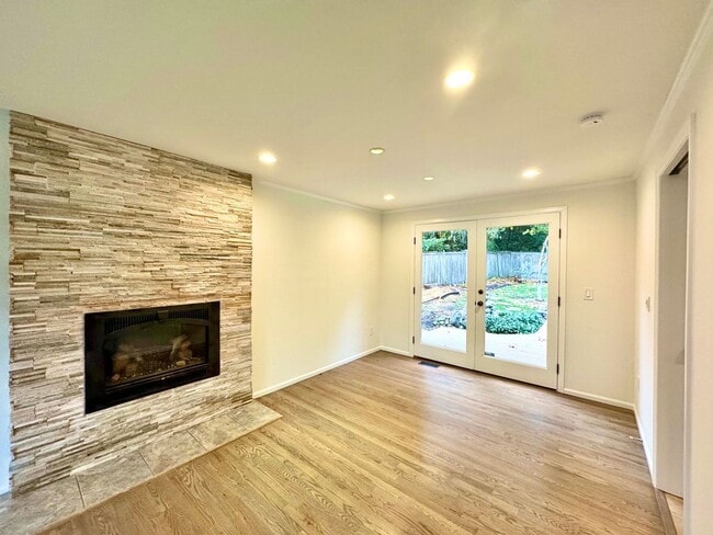 Building Photo - Spacious 4B Home in Desirable English Hill...