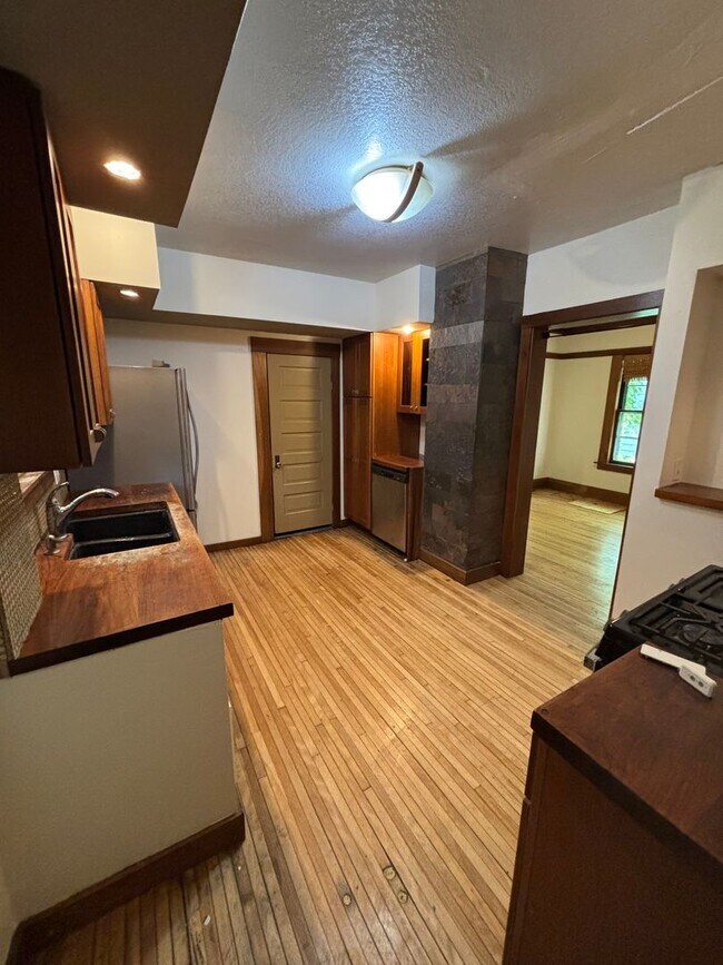 Foto del edificio - Single Family Home in Bryn Mawr/Harrison - Updated Kitchen + Dishwasher!