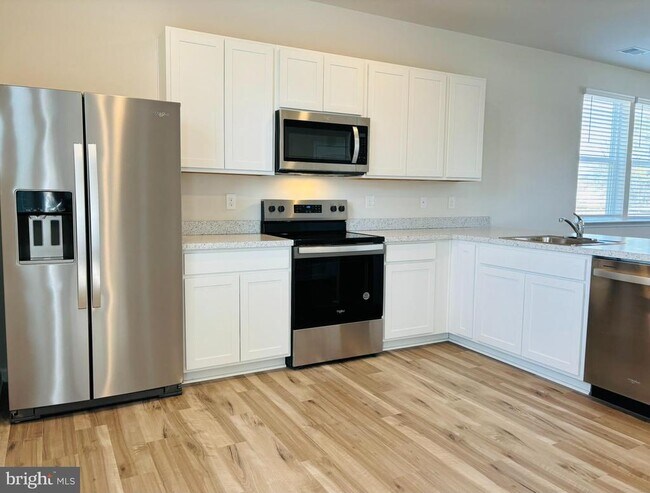 Building Photo - 100 Riverwalk Ter