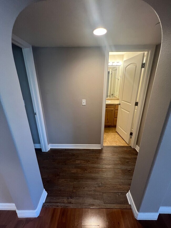 Building Photo - Beautiful Daybreak Condo