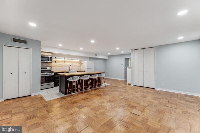 Building Photo - 7513 Spring Lake Dr