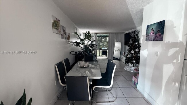 Building Photo - 8860 Fontainebleau Blvd