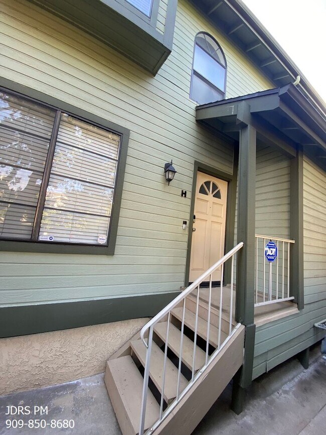 Foto del edificio - Monrovia 2 Bedroom Townhouse
